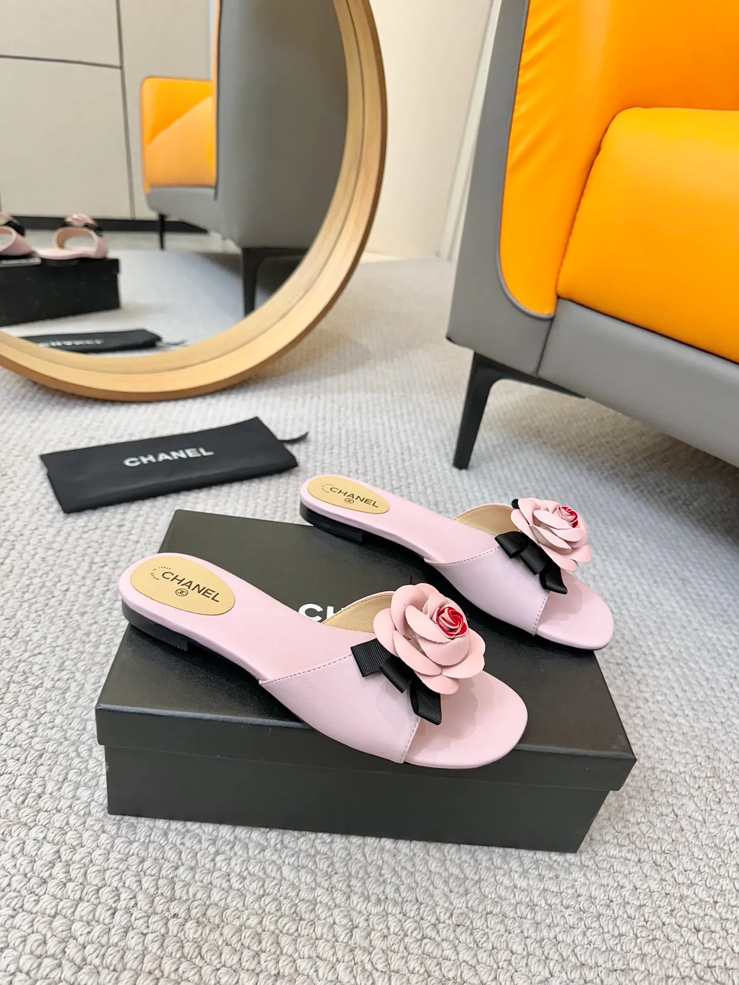 👟👟Ex-factory price 440👟👟 CHANEL Xiaoxiang ss25P new spring and summer thick-soled camellia slippers CHANE*｜Xiaoxiang ss25P new spring and summer thick-soled camellia slippers series! This season’s camellia series is really beautiful😍Grandma Xiang’s family has always been elegant and ladylike, full of high-end looks! It’s very nice on the feet~Whether it’s worn barefoot or paired with skirts or trousers, it’s very versatile! Incomparably beautiful! Especially fairy🧚overwhelmingly girly‼ Number of yards: 35-40 yards